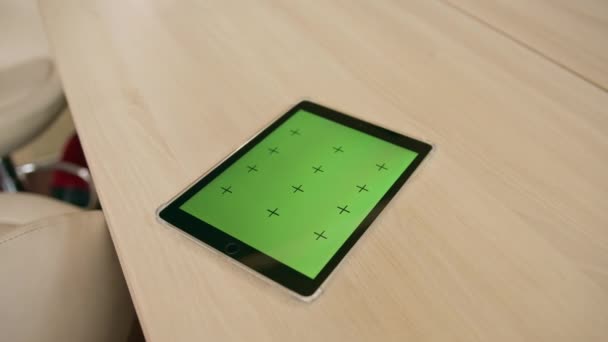 Een Tablet Met Een Groen Scherm Tafel Ligt Concepttechnologie Communicatie — Stockvideo