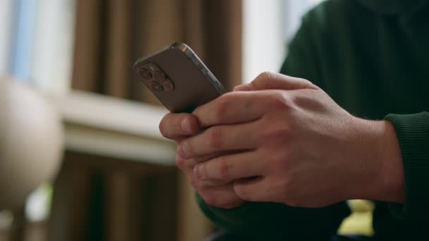 Otel Resepsiyonundaki Bir Konuk Elinde Bir Telefonla Konukseverlik Teknoloji Konseptini — Stok video