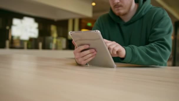 Biznesmen Hotelowym Lobby Trzyma Tablet Rękach Prowadzi Spotkanie Online Kolegami — Wideo stockowe