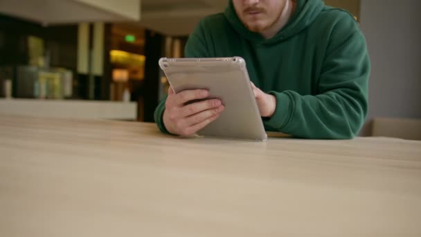 Biznesmen Hotelowym Lobby Trzyma Tablet Rękach Prowadzi Spotkanie Online Kolegami — Wideo stockowe