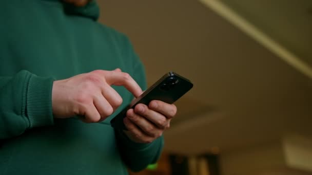 Гість Прийомі Готелі Тримає Телефон Руках Спілкується Кимось Хто Чекає — стокове відео