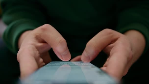 Zbliżenie Rąk Trzymając Smartfona Człowiek Rozwiązuje Problem Biznesowy Korespondencji Online — Wideo stockowe