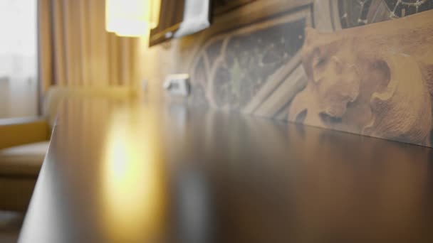 Працівник Готельного Господарства Поклав Знак Відсутності Куріння Гостям Готелю Концепція — стокове відео