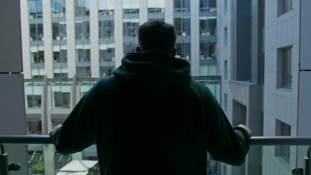 Lihat Belakang Pria Berdiri Balkon Kamar Hotel Atau Kantor Yang — Stok Video