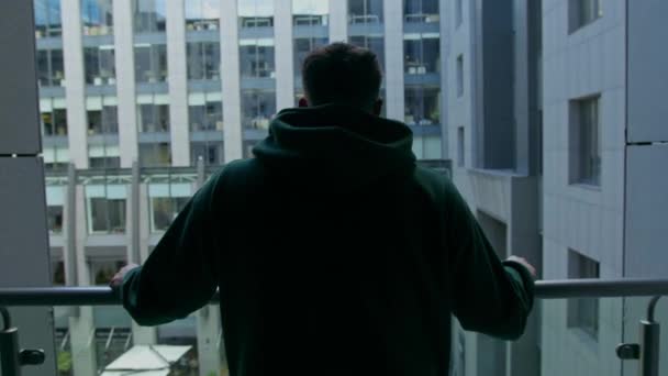 Rückansicht Mann Steht Auf Balkon Des Hotelzimmers Oder Büro Suchen — Stockvideo