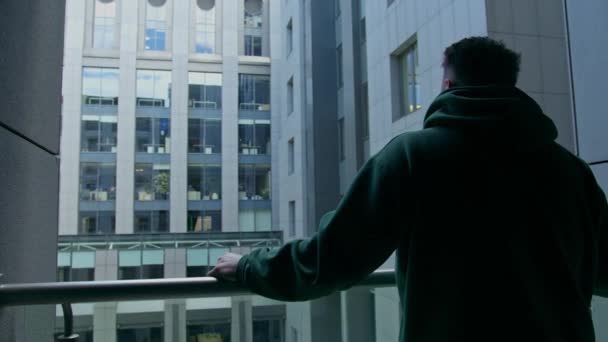 Widok Tyłu Człowiek Stojący Balkonie Pokoju Hotelowego Lub Biura Patrząc — Wideo stockowe