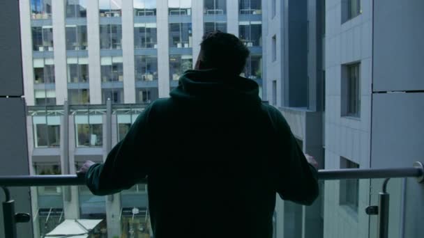 Οπίσθια Όψη Άνθρωπος Στέκεται Στο Μπαλκόνι Του Δωματίου Του Ξενοδοχείου — Αρχείο Βίντεο