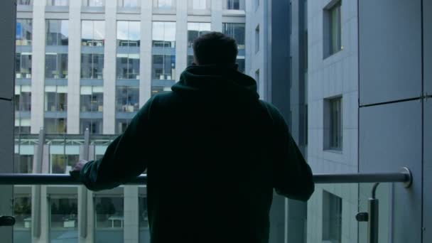 Widok Tyłu Człowiek Stojący Balkonie Pokoju Hotelowego Lub Biura Patrząc — Wideo stockowe