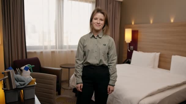 Portret Młodej Dziewczyny Sprzątaczki Hotelu Dziewczyna Przed Rozpoczęciem Czyszczenia Czystość — Wideo stockowe