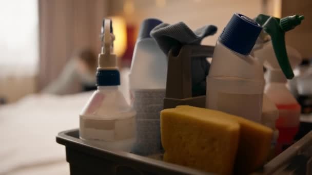 Reinigungsprodukte Auf Dem Tisch Hotelzimmer Vor Der Reinigung Des Konzepts — Stockvideo