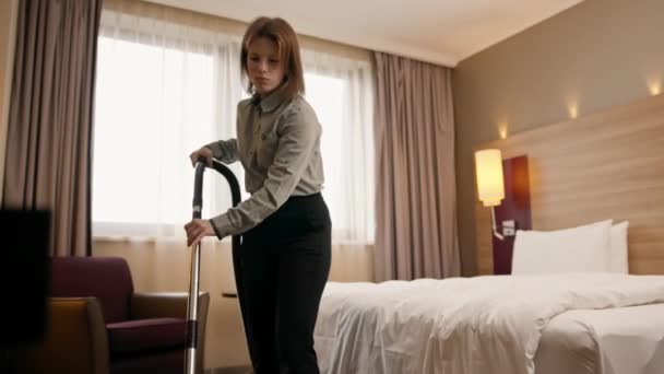 Młoda Dziewczyna Sprzątaczka Hotelu Dziewczyna Sprzątanie Pokój Odkurzanie Dywan Luksusowym — Wideo stockowe
