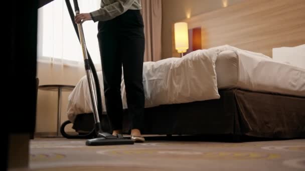 ホテルで若い女の子ハウスキーピングワーカー クリーニングルームの掃除カーペット 贅沢な部屋のコンセプトの清潔さとホスピタリティ — ストック動画