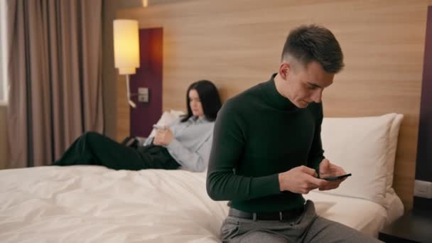 Unga Par Rummet Ett Lyxigt Hotellrum Människor Håller Smartphones Sina — Stockvideo