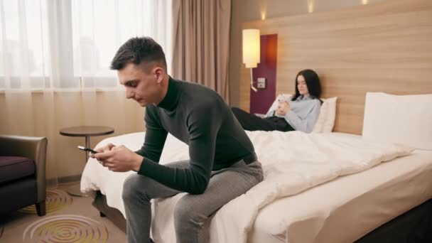 Młoda Para Pokoju Luksusowego Pokoju Hotelowego Ludzie Trzymają Smartfony Rękach — Wideo stockowe