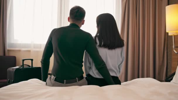 Unga Par Rummet Ett Lyxigt Hotellrum Älskare Sitter Sängen Tittar — Stockvideo
