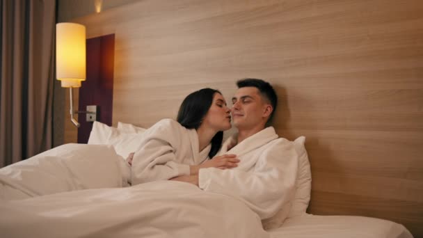 Porträt Junges Paar Auf Hochzeitsreise Hotelzimmer Auf Dem Bett Liegend — Stockvideo