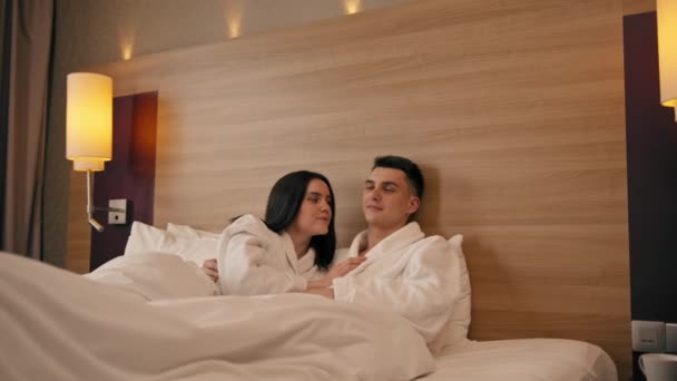 Portret Młoda Para Miesiąc Miodowy Pokoju Hotelowym Leżące Łóżku Białe — Wideo stockowe
