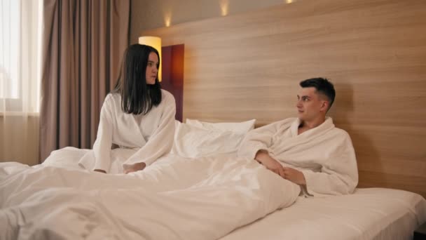 Portret Młodej Pary Podróży Poślubnej Pokoju Hotelowym Leżącej Łóżku Białych — Wideo stockowe