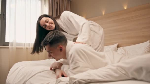 Portret Młoda Para Miesiąc Miodowy Pokoju Hotelowym Leży Łóżko Białych — Wideo stockowe