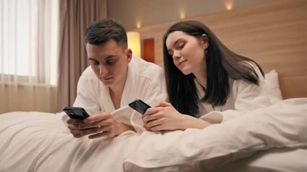 Jeune Couple Dans Chambre Une Chambre Hôtel Luxe Les Gens — Video