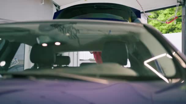 Detail Mannelijke Auto Service Medewerker Voert Chemisch Reinigen Wassen Auto — Stockvideo