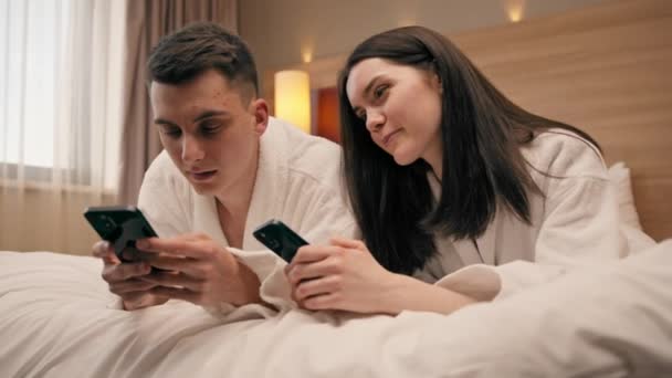 Unga Par Rummet Ett Lyxigt Hotellrum Människor Håller Smartphones Sina — Stockvideo