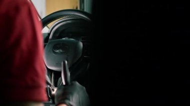 Bir oto yıkama işçisi lüks bir arabanın içini dikkatlice temizler. Bir bez parçasıyla. Bir elektrikli süpürgeyle.