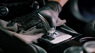 Lüks araba ve giysi seçicisini mikrofiber bezle kuru temizleme ve yıkama işi yapan erkek araba servisi çalışanı detayları