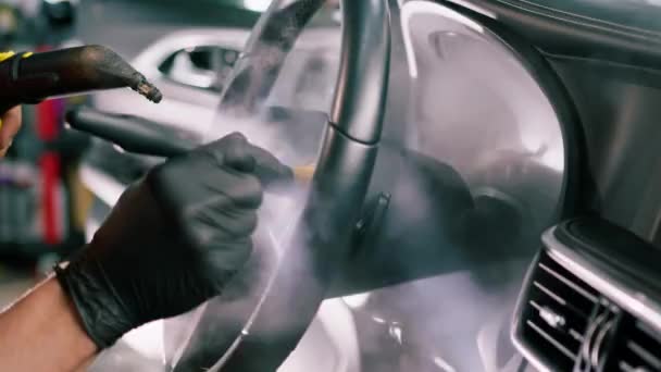 Trabalhador Lavagem Carro Limpa Cuidadosamente Interior Carro Luxo Com Pano — Vídeo de Stock