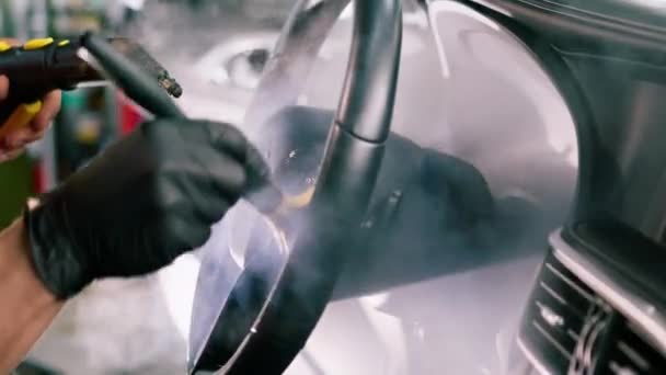 Bir Oto Yıkama Işçisi Lüks Bir Arabanın Içini Dikkatlice Temizler — Stok video