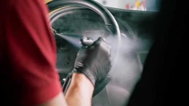 Pracownik Myjni Samochodowej Starannie Czyści Wnętrze Luksusowego Samochodu Szmatą Parowca — Wideo stockowe