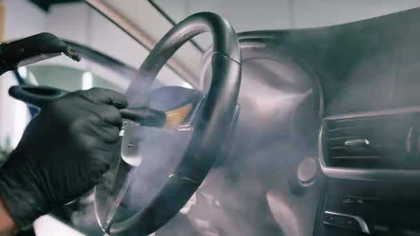 Καθαριστής Αυτοκινήτων Καθαρίζει Σχολαστικά Εσωτερικό Και Τιμόνι Ενός Πολυτελούς Αυτοκινήτου — Αρχείο Βίντεο
