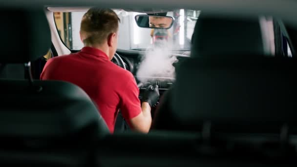 一位洗车工人用抹布 吸尘器和蒸汽机仔细地清扫了一辆豪华汽车的内部 — 图库视频影像