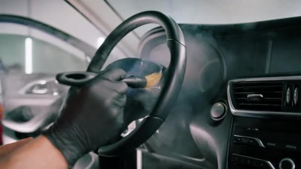 洗车工人用抹布把豪华车的内部和方向盘彻底清洗干净 再用刷子把蒸汽清洁剂细细擦干净 — 图库视频影像