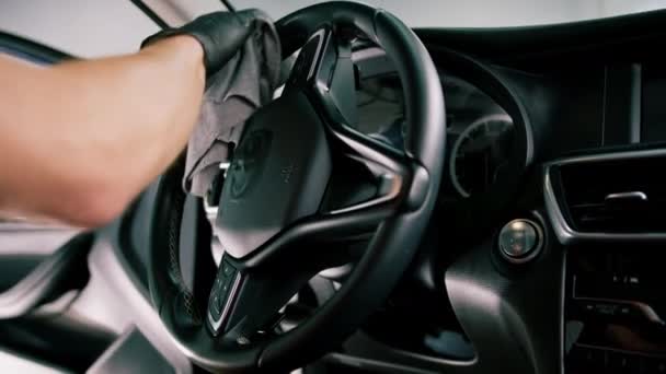 Szczegółowy Mężczyzna Serwis Samochodowy Pracownik Wykonuje Pranie Sucho Mycie Wnętrza — Wideo stockowe