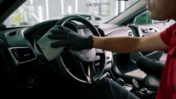 Funcionário Serviço Carro Masculino Detalhado Realiza Limpeza Seco Lavagem Interior — Vídeo de Stock