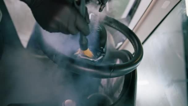 洗车工人用抹布把豪华车的内部和方向盘彻底清洗干净 再用刷子把蒸汽清洁剂细细擦干净 — 图库视频影像