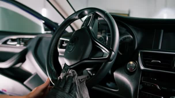 Detaylı Erkek Araba Servisi Çalışanı Arabanın Içini Direksiyonunu Mikrofiber Bezle — Stok video