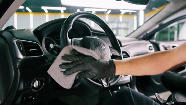 Részletesen Férfi Autó Szolgáltatás Munkavállaló Végez Vegytisztítás Mosás Autó Belső — Stock videók