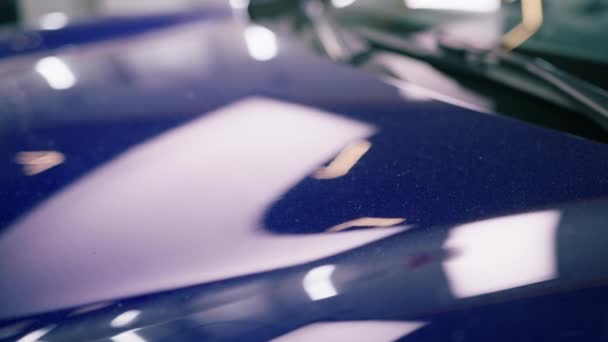Detailní Záběr Kapotu Modrého Luxusního Auta Detailním Chemickém Čištění Parkovišti — Stock video