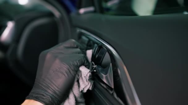 Närbild Detaljerad Manlig Bilservice Anställd Utför Kemtvätt Och Tvätt Bil — Stockvideo