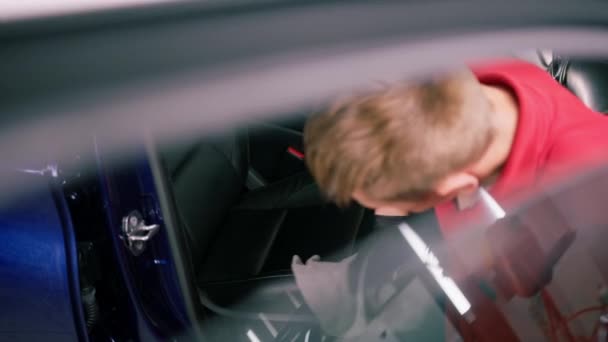 Detaillierte Männliche Autoservice Mitarbeiter Führt Chemische Reinigung Und Waschen Von — Stockvideo
