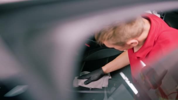 详细的男性汽车服务人员用微纤维布对汽车内部进行干洗 — 图库视频影像