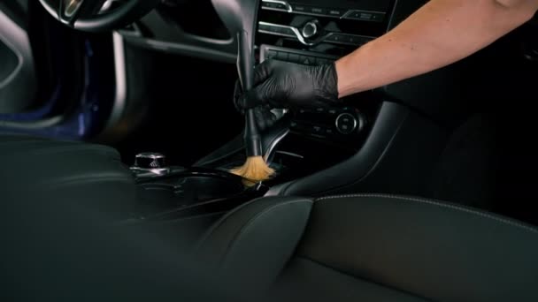 クローズアップを詳述したラグブラシ掃除機スチーマーで高級車のインテリアを慎重に洗浄 — ストック動画
