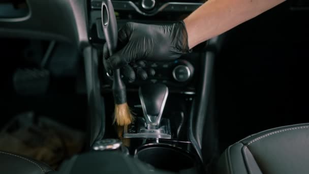 Trabalhador Lavagem Carros Limpa Cuidadosamente Interior Carro Luxo Com Pano — Vídeo de Stock
