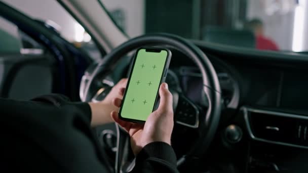 Мужчина Сидит Роскошной Машине Зеленым Экраном Телефона Руках — стоковое видео