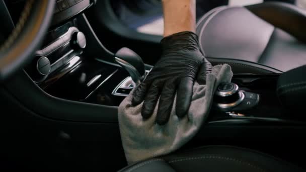 Lüks Araba Giysi Seçicisini Mikrofiber Bezle Kuru Temizleme Yıkama Işi — Stok video