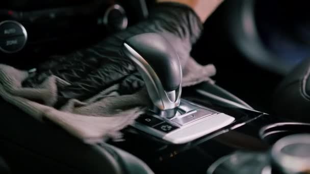 Λεπτομέρεια Του Εργάτη Σέρβις Αυτοκινήτων Που Εκτελεί Στεγνό Καθάρισμα Και — Αρχείο Βίντεο
