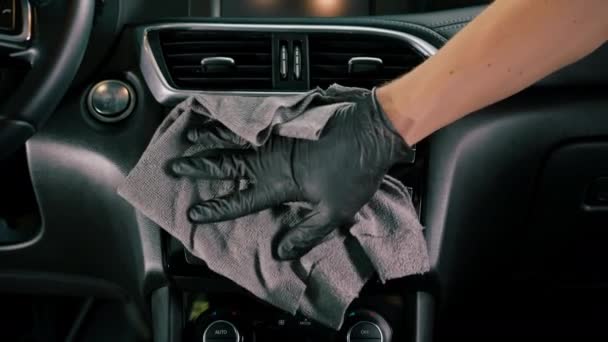 高級車のドライクリーニングと洗濯室 マイクロファイバー布でマルチメディアを行う男性カーサービス従業員の詳細 — ストック動画