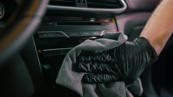 Λεπτομερής Υπηρεσία Αρσενικό Αυτοκίνητο Υπάλληλος Εκτελεί Στεγνό Καθάρισμα Και Πλύσιμο — Αρχείο Βίντεο